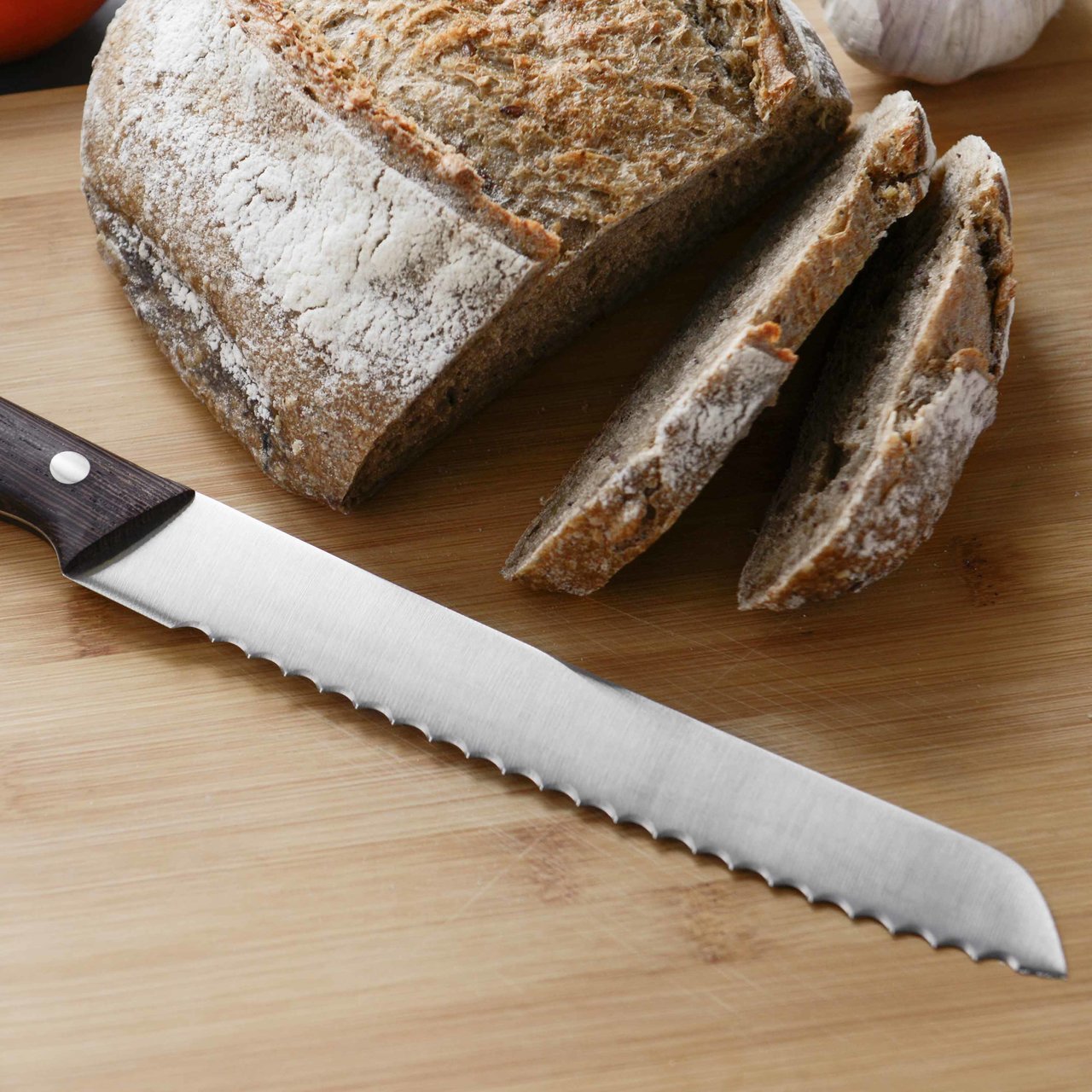 What types of bread knives are there?